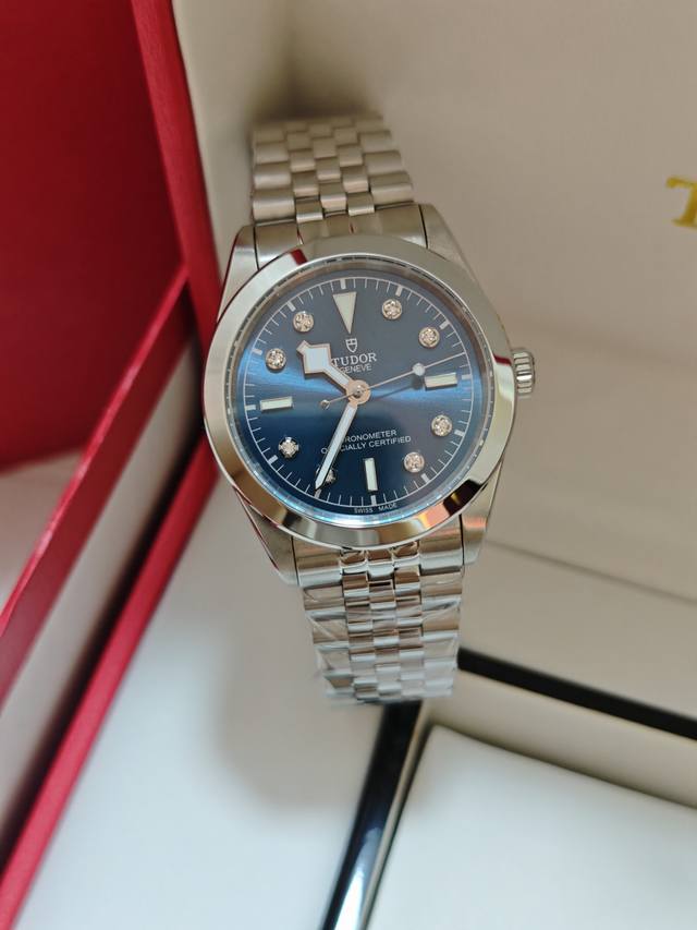 1630碧湾一型39M钢带表款，表壳弧形线条设计，搭载了全自动机械机芯 国产2813机芯 日本西铁城8215机芯 精准走时，动力储存持久，浅香槟色，海蓝色，炭灰