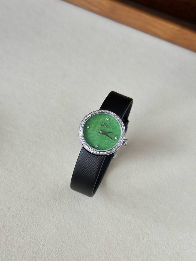 1170 Emerald Green Edition: Featuring the same natural jade dial sourced from bo