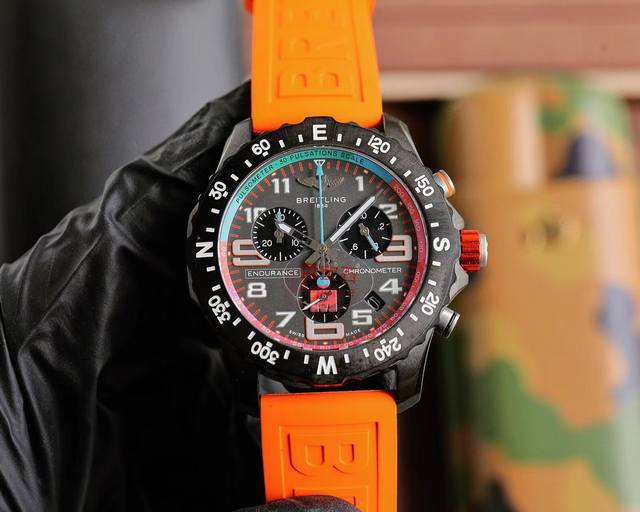 1040Breitling 百年灵推出一枚色彩醒目的新作品 是集高精准度、创新技术与动感色彩搭配配于一体的理想型奢华运动腕表，一经推出就吸引了众多专业竞技运动员