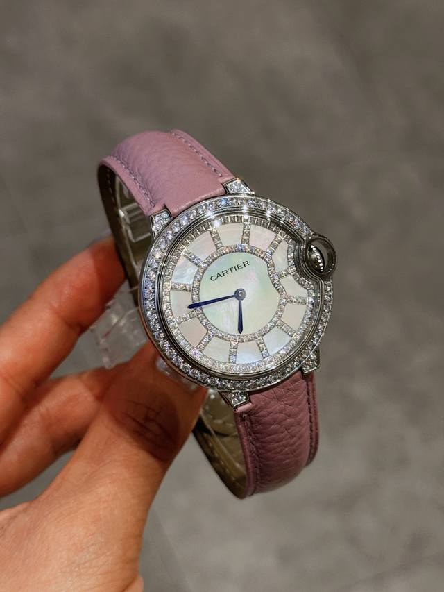 490卡地亚 36Mm 鱼眼玻璃 磨砂扣 瑞机匠心之作卡地亚蓝气球，精致36Mm石英腕表，传统三针设计 星空运转 时间流淌 特殊工艺镶钻，个性 完美 搭配鱼眼玻