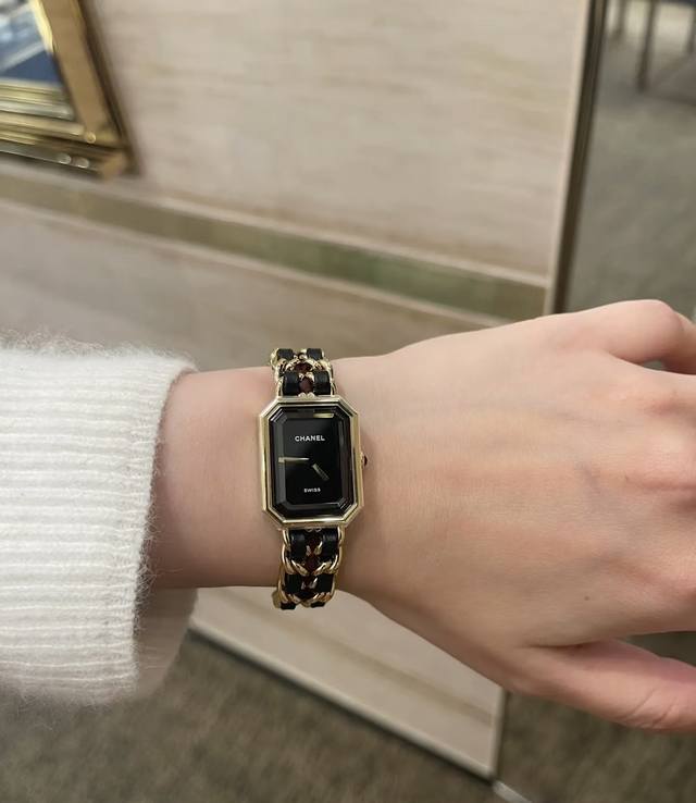 350Chanel premier黑金方糖手表 先下手了购于恒隆,和闺蜜逛街无意看到橱窗,想起之前铺天盖地刷到的广告,试戴以后,等不急看展了,先下手了。了解到最 350Chanel premier黑金方糖手表 先下手了购于恒隆,和闺蜜逛街无意看到橱窗,想起之前铺天盖地刷到的广告,试戴以后,等不急看展了,先下手了。了解到最