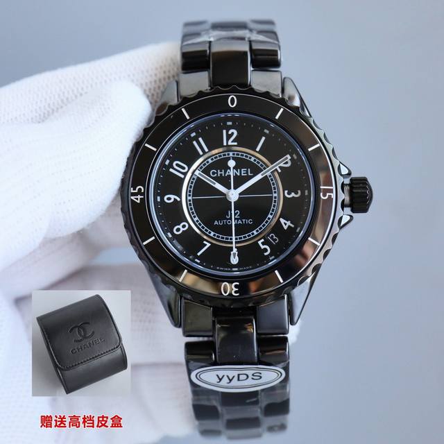 20802630推出J12绣花针系列H9762，表壳：黑色精密陶瓷和黄18 K金色表壳表圈：蓝宝石水晶单向旋 转表圈表盘：黑色漆面表盘，镀金时标和斜面表冠：凸圆
