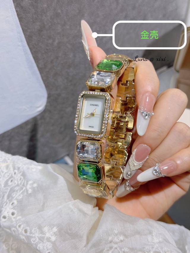 200香奈尔女表 璀璨夺目!这款表带带大钻的方形女表简直美炸啦!大钻闪耀着迷人的光芒,仿佛将星辰戴在了手腕上。方形的表盘独具个性,时尚又优雅。无论是搭配日常装扮 200香奈尔女表 璀璨夺目!这款表带带大钻的方形女表简直美炸啦!大钻闪耀着迷人的光芒,仿佛将星辰戴在了手腕上。方形的表盘独具个性,时尚又优雅。无论是搭配日常装扮