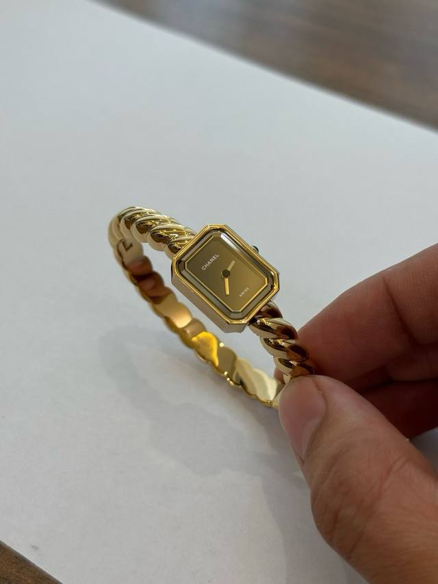 1300新款表带从原先的皮穿链改为形似Chanel套装经典“编结滚边”的手镯式表带,重新设计了佩戴方式,更方便、更好看! 1300新款表带从原先的皮穿链改为形似Chanel套装经典“编结滚边”的手镯式表带,重新设计了佩戴方式,更方便、更好看!