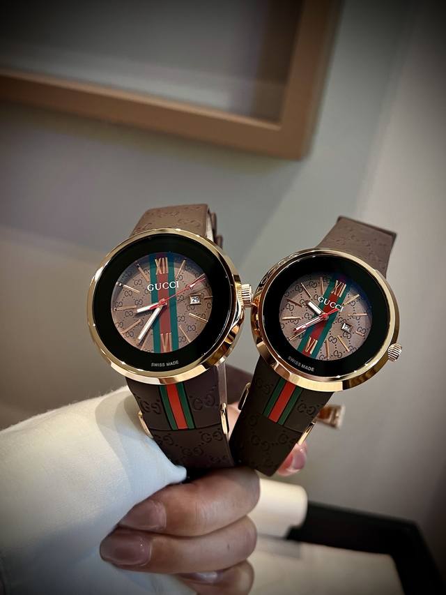 330 古驰 Gucci 市场最最最高版本中性胶带系列腕表。316L精钢材质，霸气、休闲、运动、时尚各种风格都可以搭配！再以出色的设计、精雕细着的做工，完成得非