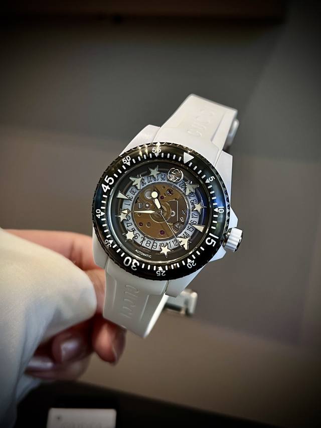 590 古驰 Gucci新款新款，Gucci Dive 系列腕表全新亮相，以潜水表为设计灵感，蜜蜂、星星 等元素点缀透明表盘，唤起本真记忆。在可持续工艺的加持下