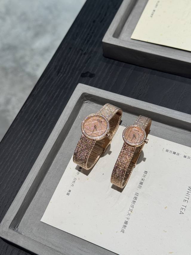 310迪奥La D My Dior Cd04111X1248 Cd04115X1251系列腕表。优美的弧线设计，搭配两枚利落指针、便以其极简之风，成为迪奥的标志