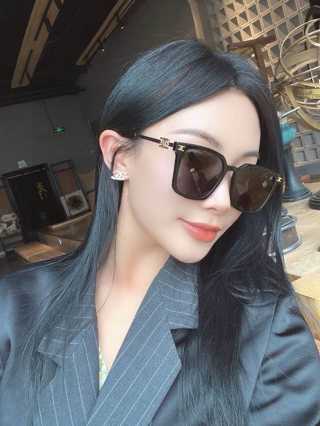 p90 到货 Celine 赛琳 小红书爆款 徽标巧妙的金属装饰 简单的框型 随手一戴 尽显潮流高贵与奢华 6色 p90 到货 Celine 赛琳 小红书爆款 徽标巧妙的金属装饰 简单的框型 随手一戴 尽显潮流高贵与奢华 6色