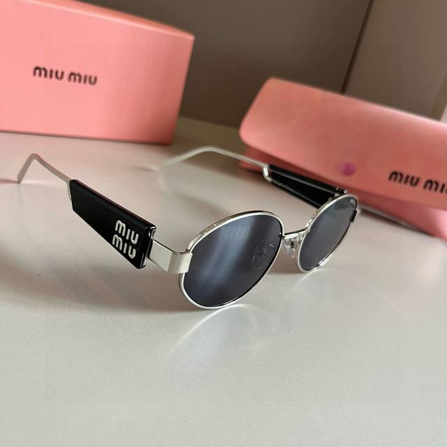 90¥p Miumiu缪缪24年欧洲站新款高端方框个性太阳墨镜 90¥p Miumiu缪缪24年欧洲站新款高端方框个性太阳墨镜