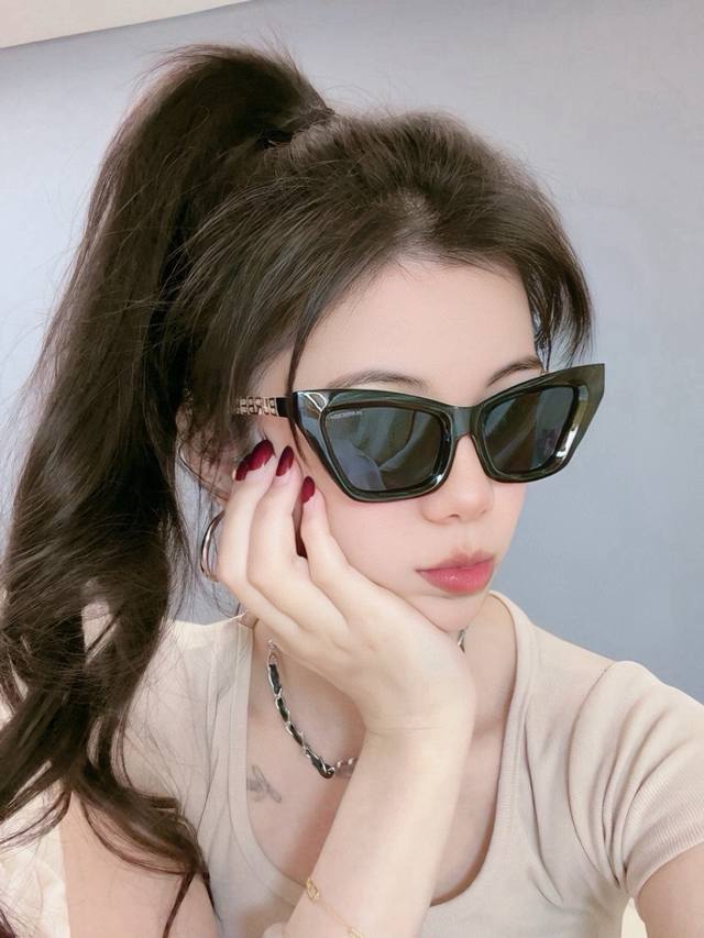 p80 Original Burberry, super popular online style, classic luxury, global trend