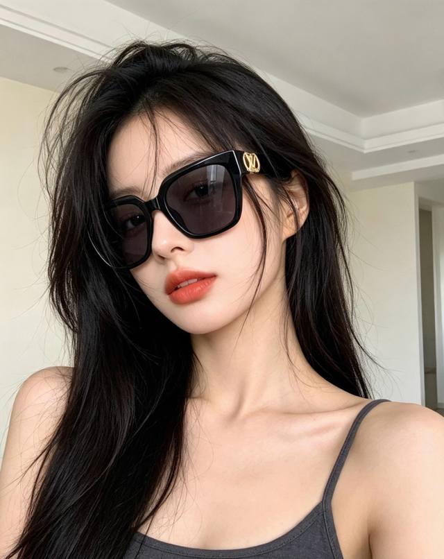 p80 Lv 新款女士方框太阳眼镜 开车墨镜 新款太阳镜 时尚大方 舒适轻盈 精致奢华 超轻 型号：L95801