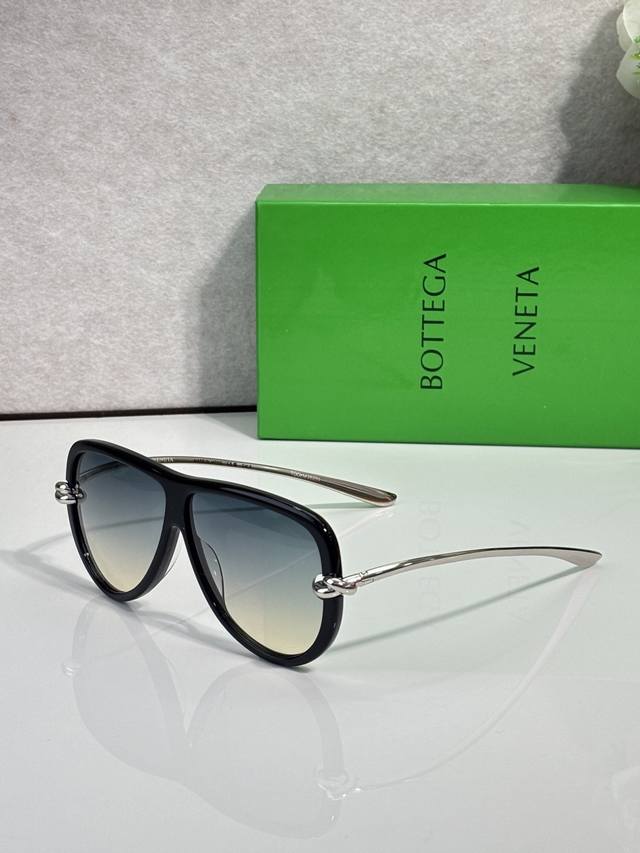 p180。Bottega Venet* Model：Bv1513S Size：60口10-145