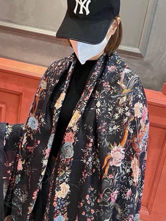 p250 Dior boutique style with gold and silver threads