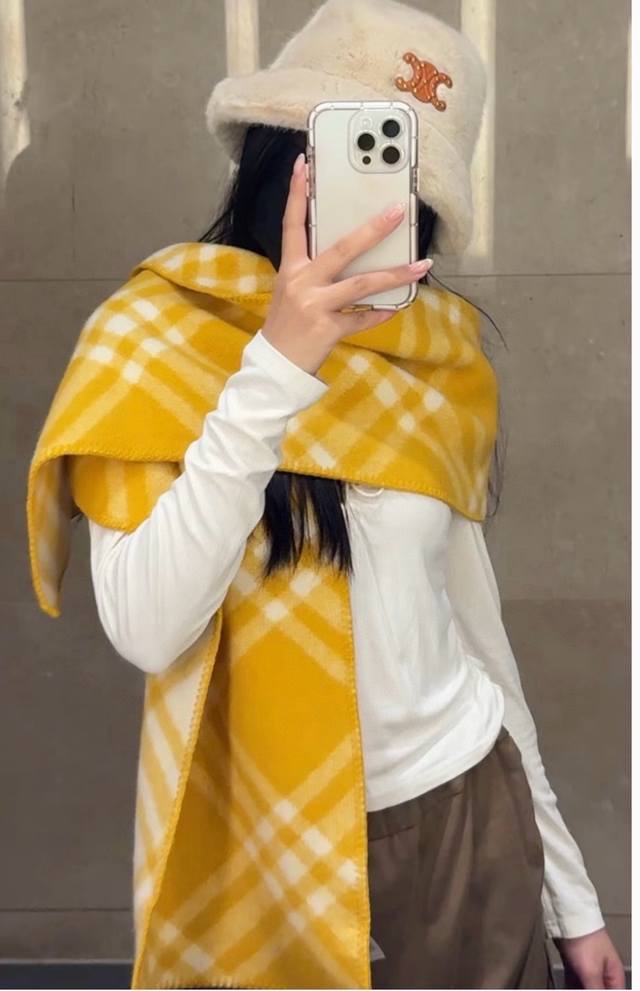 p120 Jun Ji-hyun's style, 100% authentic Burberry scarf. A rare and highly sough