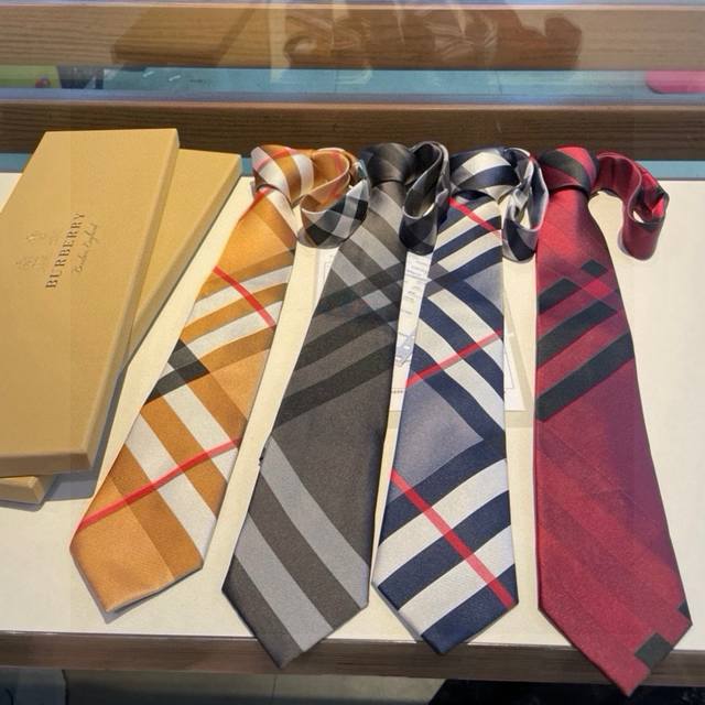 70 Burberry men's tie, shipped directly from Burberry boutiques! A rare and exqu