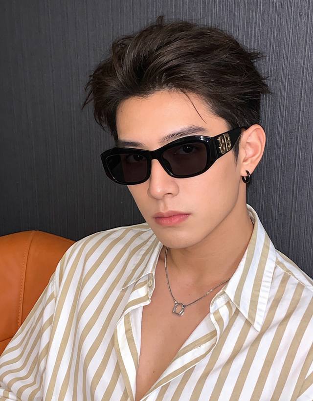 p90 小红书超火的一款高清偏光太阳镜Balenciaga巴黎世家春夏新款太阳镜 镜腿金属双B字母Logo设计让人一眼爱上 超级百搭造型有多火不要说了 字母设计