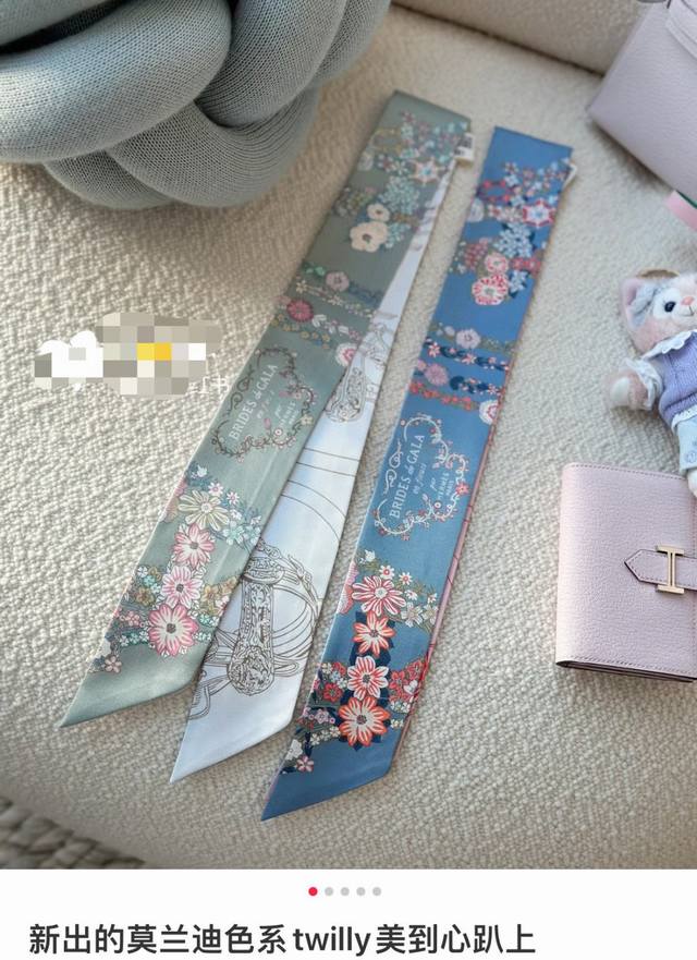 60爱马仕Hermes“华丽的缰辔花卉版”Twilly小丝巾。 Twilly真丝缎带 100%桑蚕丝 。 这款小巧的真丝配饰佩戴方式千变万化，可为您的日常造型