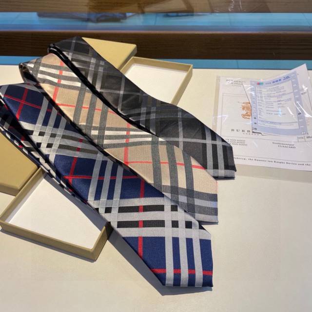 70 Burberry men's tie, shipped directly from Burberry boutiques! A rare and exqu