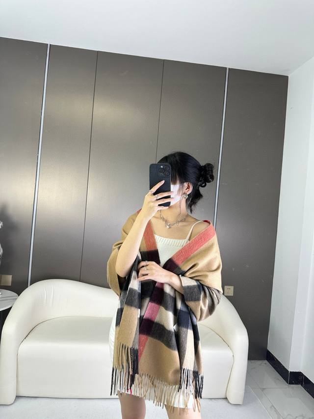 140 A hot-selling Burberry classic large check shawl, a must-have for everyone.
