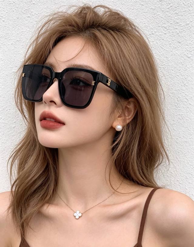 p80 Original Burberry, super popular online style, classic luxury, global trend