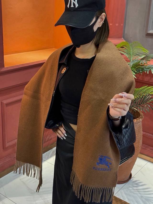 p160 So beautiful! This Burberry couple's scarf is gorgeous, I'll scream! The la