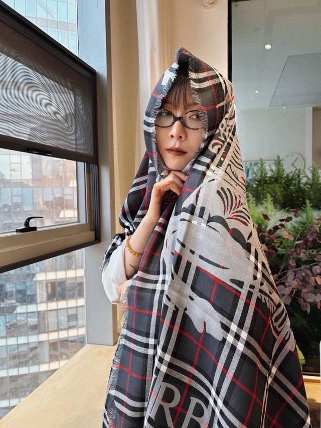p160 Bbr's most worthwhile thin, air-conditioned shawl with golden tassels and a