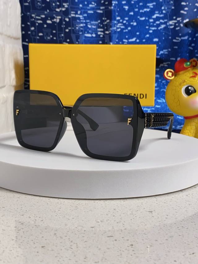 p90 Fendi 2026 New Women's Large Frame Fashion Sunglasses Trendy Casual Travel S