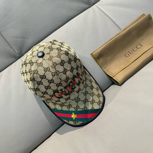 p80 配盒子布袋，Gucci 古奇 新款原单棒球帽，1:1开模订制，重工刺绣，细节可媲美专柜，原版帆布料+头层牛皮，质量超赞！帅男靓女首选，时尚百搭。基础头