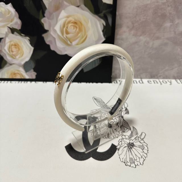 Special offer p60 with boutique packaging. Celine's latest high-end headband. A