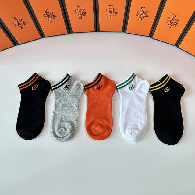 特p50 配专柜包装 Hermes 爱马仕 新款中短款堆堆袜袜子！一盒五双，专柜同步筒袜袜子，大牌出街，潮人必备超好搭。