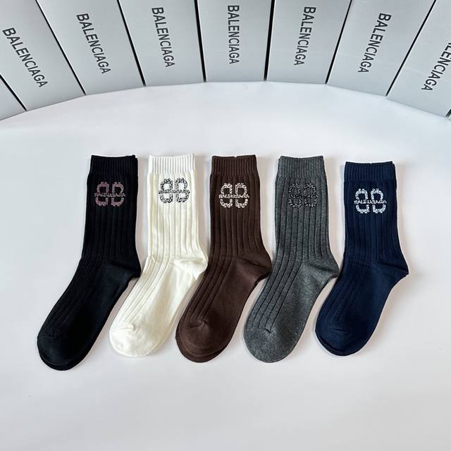 特p70配包装 Balenciaga 巴黎世家 新款烫印经典中长筒袜堆堆袜袜子！一盒五双， 专柜同步筒袜袜子，大牌出街，潮人必备超好搭。