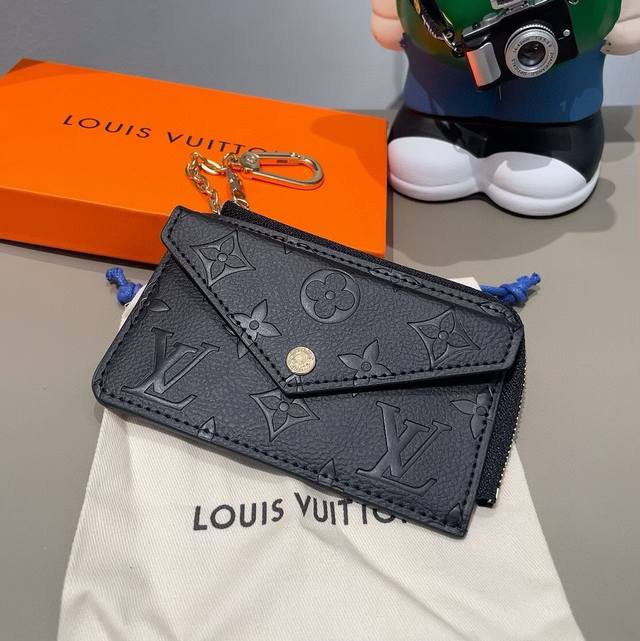 80 独家新品Lv经典老花卡包，包包挂饰 多功能零钱包钥匙扣，超纤材质 多个卡位