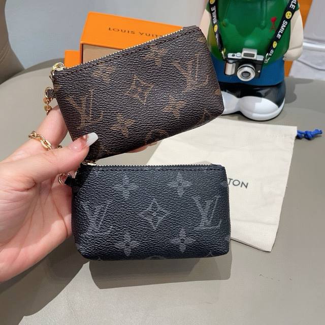 70 Lv零钱包卡包 挂饰Louis Vuitton 路易威登Lv钥匙扣钥匙包卡包pu材质 原版Logo 可放卡片 零钱 等小物件 Size:11×7Cm