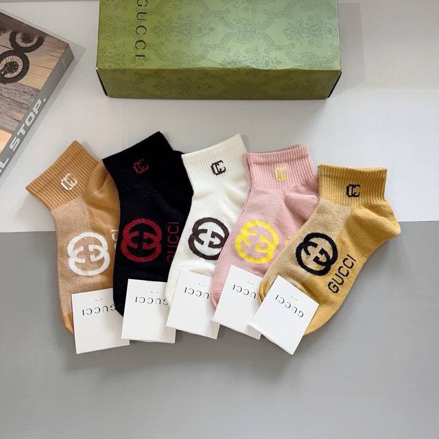 配包装p50 一盒5双 Gucci 古奇 Ins超火爆小单品袜子，纯棉面料，潮人必备 ，Gucci 爆款，经典双G袜，个性时尚百搭款，你值得拥有哦