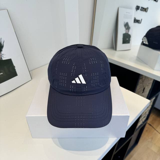 p50 Adidas 阿迪达斯 新款棒球帽，款式经典，时尚高级！大牌出街，潮人必备