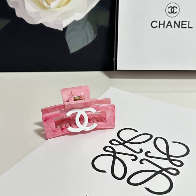 特p60 单个 配专柜包装 Chanel 香奈儿 最新爆款来啦 中古Vintage复古抓夹 优雅的Girl值得入手 非常好搭配 气质有品位 特p60 单个 配专柜包装 Chanel 香奈儿 最新爆款来啦 中古Vintage复古抓夹 优雅的Girl值得入手 非常好搭配 气质有品位