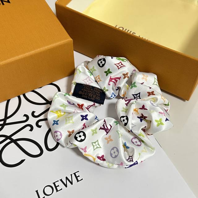 特p60 配包装 Lv 路易威登 经典真丝发圈 带头上或者手上都非常好看 时尚百搭人手必备单品 特p60 配包装 Lv 路易威登 经典真丝发圈 带头上或者手上都非常好看 时尚百搭人手必备单品