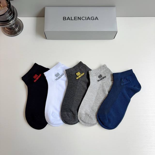 配包装p60 一盒5双 Balenciaga 巴黎世家 新款刺绣短筒袜子潮人必不可少的时尚专柜代购袜子 ，超级时尚潮流百搭款！