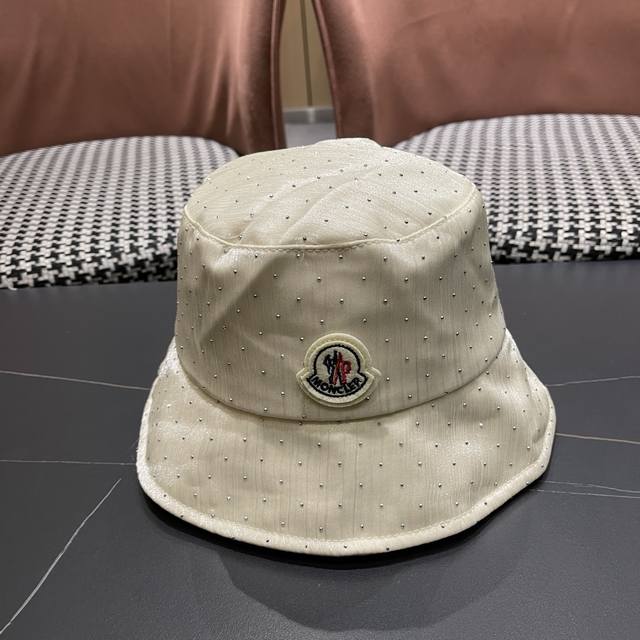 p80 Moncler 蒙口 韩版水钻渔夫帽女春夏显脸小时尚盆帽平顶可折叠新款遮阳防晒帽子
