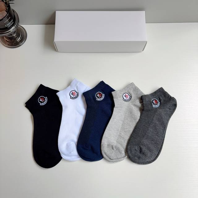 配包装p60 一盒5双 Moncler 蒙口 高版本刺绣短款袜子潮人必不可少的时尚专柜代购袜子 ，超好搭配