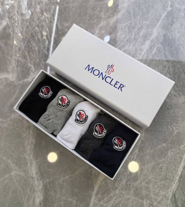 特p60 配包装 Moncler 蒙口 新款经典刺绣中短款堆堆袜袜子！一盒五双， 专柜同步筒袜袜子，大牌出街，潮人必备超好搭。