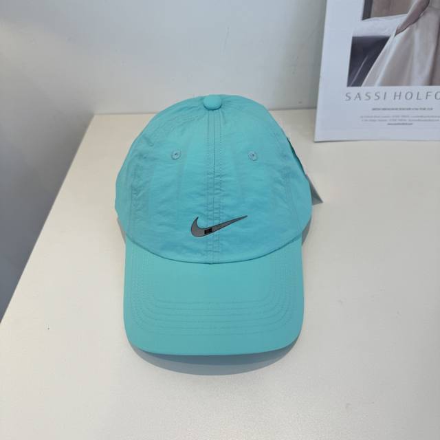 p50 Nike baseball cap, a classic vintage item, a stylish piece, excellent qualit