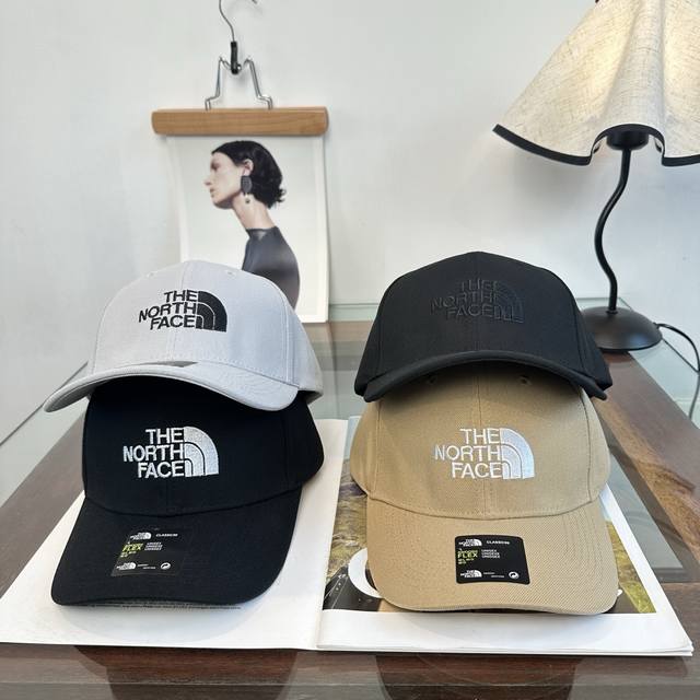 50 北面 潮牌棒球帽 简单休闲风的棒球帽 减龄百搭 适配度很高！ 简单随性~ 出街拍照拗造型非常加分~ 男女同款 随意搭配！