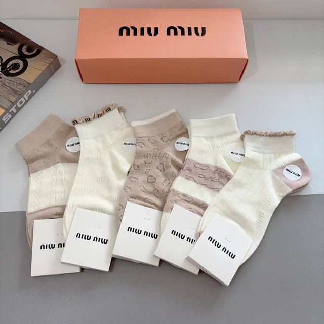 Packaged with p50, 5 pairs per box. Miu Miu high-quality new bamboo cotton socks