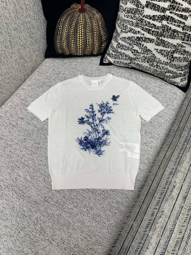 p340 This new Dior 2026 short-sleeved knit top features a blue Floral Garden Jou