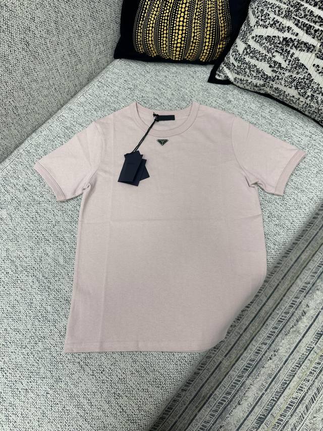 p140 Prada New Metal Triangle Logo Crew Neck Short Sleeve T-Shirt. Made of 100%