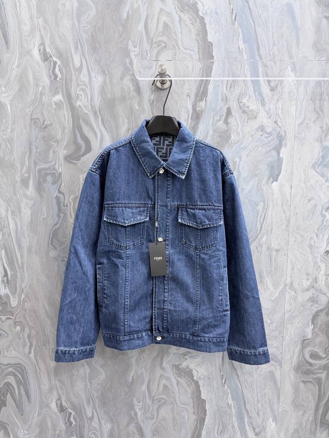 320Fend1 26 New Oversized Jacket, shirt collar, flap pockets on the chest. Logo 320Fend1 26 New Oversized Jacket, shirt collar, flap pockets on the chest. Logo