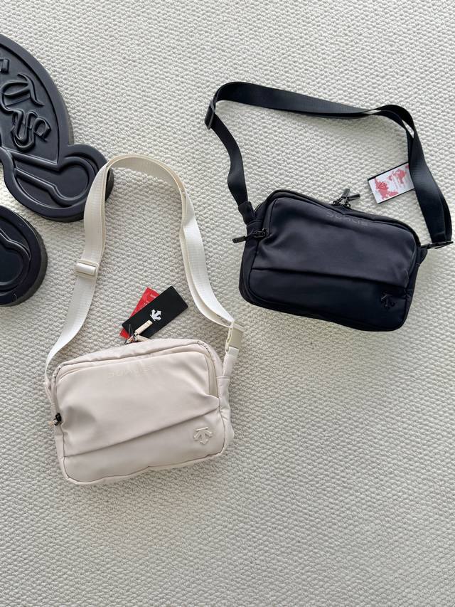 p140 Dualis Functional Crossbody Bag 23