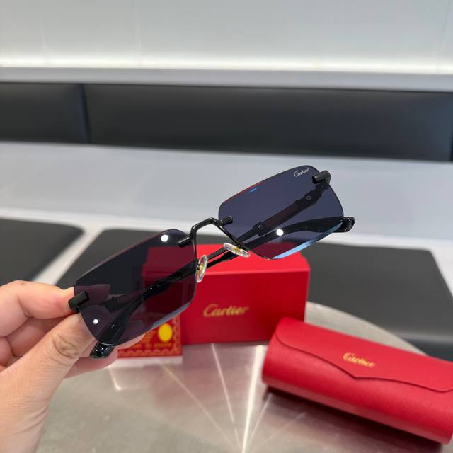 p100 with full gift box packaging | A low-key piece exuding elegance. The clean-