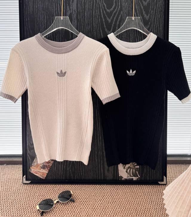 价格p：￥p110 品名：Adida* 三叶草刺绣撞色坑条修身针织短袖 尺码：M.L 颜色：白色 黑色 甜酷辣妹风 适配黑 白两色，日常穿搭 ，三叶草这